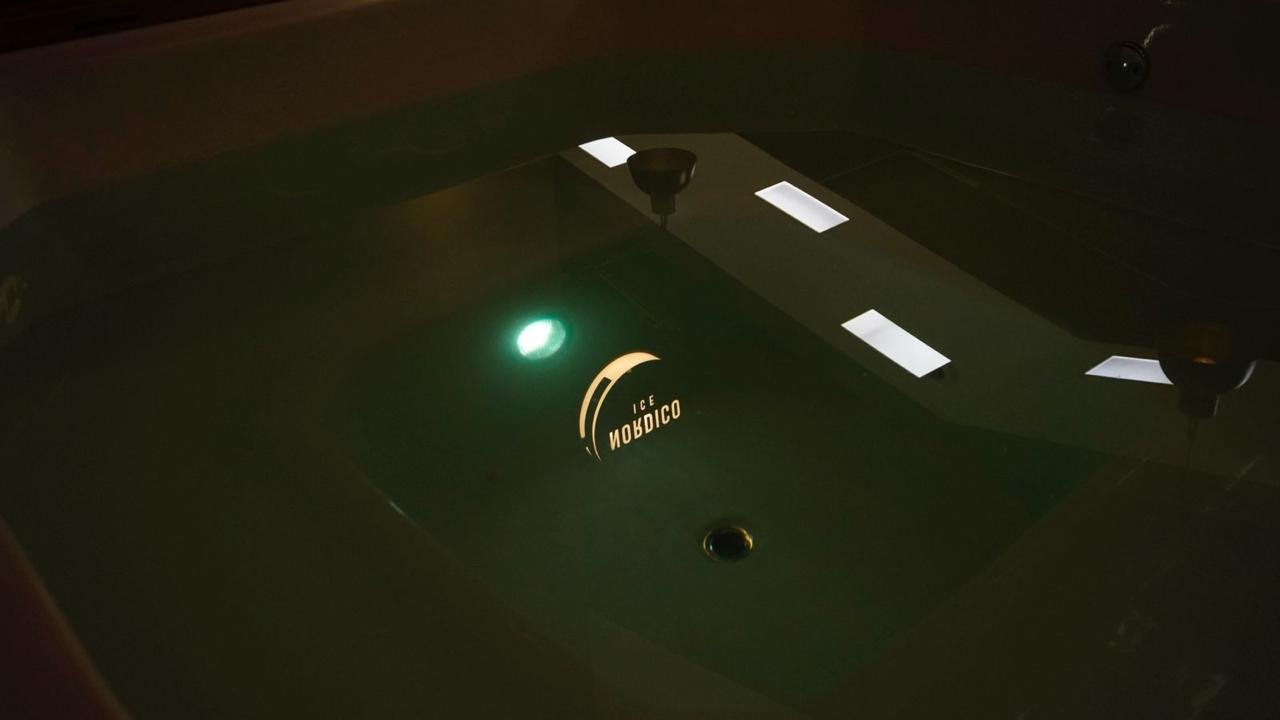 Piscina de inmersión en hielo con logo Nórdico Ice